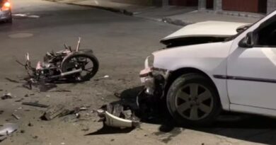 JOVEM É SOCORRIDO À SANTA CASA APÓS ACIDENTE ENTRE CARRO E MOTO EM BARRA MANSA