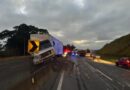 MURETA ARRANCADA E CAMINHÃO ATINGIDO: ACIDENTE ENTRE CARRETA E VAN DEIXA DOIS FERIDOS NA DUTRA EM GUARATINGUETÁ