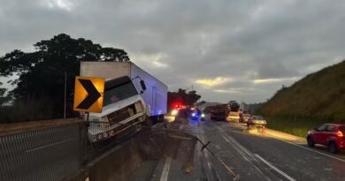 MURETA ARRANCADA E CAMINHÃO ATINGIDO: ACIDENTE ENTRE CARRETA E VAN DEIXA DOIS FERIDOS NA DUTRA EM GUARATINGUETÁ