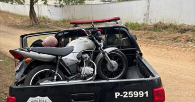 DENÚNCIA ANÔNIMA LEVA POLÍCIA CIVIL A IMÓVEL ABANDONADO E MOTO FURTADA É RECUPERADA EM CRUZEIRO