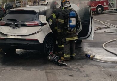 CARRO ELÉTRICO PEGA FOGO, EXPLODE E MOBILIZA GRANDE OPERAÇÃO DOS BOMBEIROS EM SÃO JOSÉ