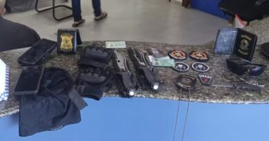 FARDA DO BOPE, FACAS ESCONDIDAS E IDENTIFICAÇÕES FALSAS: HOMEM É DETIDO APÓS SER ABORDADO POR POLICIAL DE FOLGA EM ANGRA DOS REIS