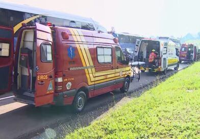 ROMARIA INTERROMPIDA NA DUTRA: ENGAVETAMENTO COM DOIS ÔNIBUS A CAMINHO DE APARECIDA DEIXA 12 FERIDOS EM CAÇAPAVA
