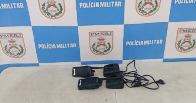 MISTÉRIO NO RETIRO: MULHER É MORTA A TIROS EM ESCADARIA E RÁDIOS TRANSMISSORES SÃO ENCONTRADOS AO LADO DO CORPO