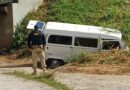KOMBI DESPENCA EM RIBANCEIRA NA DUTRA E MOTORISTA MORRE PRESO EM VALETA EM BARRA MANSA