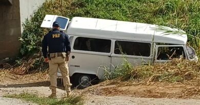 KOMBI DESPENCA EM RIBANCEIRA NA DUTRA E MOTORISTA MORRE PRESO EM VALETA EM BARRA MANSA