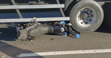 MOTO VAI PARAR DEBAIXO DE CARRETA NA DUTRA: MOTOCICLISTA DE 63 ANOS FICA FERIDO E ACIDENTE PROVOCA 16 KM DE CONGESTIONAMENTO EM RESENDE