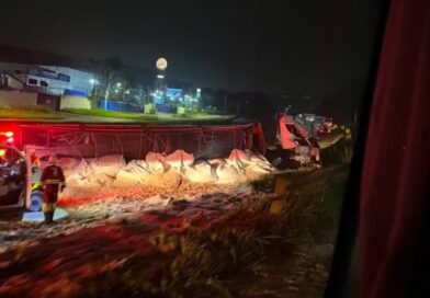 CARRETA COM ARROZ TOMBA NA DUTRA, DEIXA DOIS PARAGUAIOS FERIDOS E FECHA PISTA EM BARRA MANSA