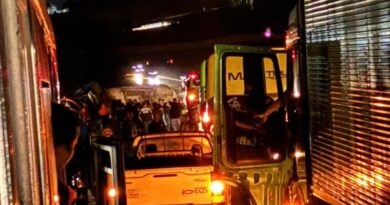 TRAGÉDIA NA FERNÃO DIAS: CARRETA INVADE PISTA CONTRÁRIA, ATINGE ÔNIBUS DE TRABALHADORES E MOTORISTA MORRE EM POUSO ALEGRE
