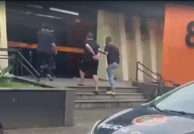 FORAGIDO ACUSADO DE MATAR TRAVESTI A TIROS É PRESO AO DESEMBARCAR NA RODOVIÁRIA DE RESENDE