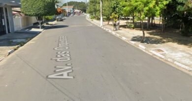 CARRO FICA CRAVADO DE TIROS E HOMEM BALEADO BUSCA SOCORRO EM BASE DA PM EM PINDAMONHANGABA
