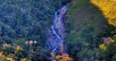 CORRENTEZA ARRASTA HOMEM EM CACHOEIRA NO PICO DOS MARINS E BUSCAS MOBILIZAM BOMBEIROS EM PIQUETE