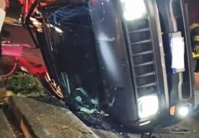 BATIDA COM TRÊS VEÍCULOS DEIXA FERIDOS E MULHER PRESA DENTRO DE CARRO EM JACAREÍ