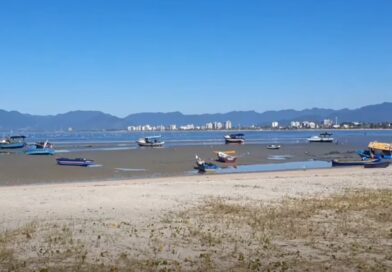 MAR “SUMIU” NO CAMAROEIRO: RECUO DA ÁGUA DEIXA BARCOS NA AREIA E SURPREENDE MORADORES EM CARAGUATATUBA