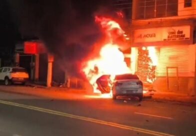 CARRO INVADE COMÉRCIO E PEGA FOGO APÓS SEQUÊNCIA DE COLISÕES NA BEIRA-RIO EM VOLTA REDONDA