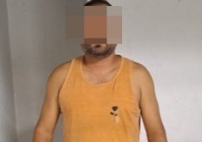 FORAGIDO DA JUSTIÇA TENTA ESCAPAR A PÉ, ENTRA EM COMÉRCIO E É PRESO NO BANHEIRO
