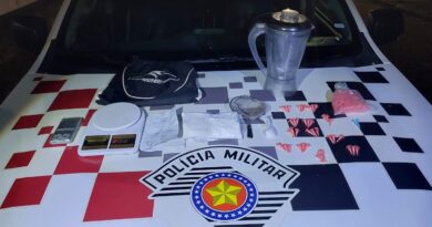 FORÇA TÁTICA FLAGRA MOCHILA DO TRÁFICO EM TERRENO BALDIO E PRENDE SUSPEITO NO ITAGAÇABA EM CRUZEIRO