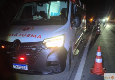 GRAVE ACIDENTE NA RIO SANTOS: COLISÃO ENTRE MOTOS DEIXA VÍTIMA COM AMPUTAÇÃO E PROVOCA SEGUNDA BATIDA COM AMBULÂNCIA EM SÃO SEBASTIÃO