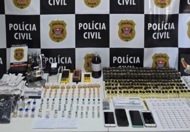 ESQUEMA NAS REDES SOCIAIS: CASAL É PRESO COM TESTOSTERONA, TIRZEPATIDA E ESTRUTURA PARA VENDA DE MEDICAMENTOS EM SÃO JOSÉ
