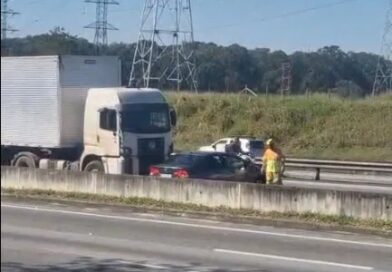 MOTORISTA DA CARRETA QUE ARRASTOU CARRO DE IDOSA NA DUTRA SE ENTREGA À POLÍCIA E DIZ QUE NÃO VIU O VEÍCULO