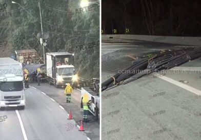 CARGA DE FERRO SE SOLTA DE CAMINHÃO E INTERDITA A TAMOIOS EM PLENA MADRUGADA EM CARAGUATATUBA