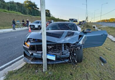 IMPACTO NA DUTRA DEIXA CASAL EM ESTADO GRAVE: COBALT CAPOTA APÓS BATIDA COM MUSTANG EM SÃO JOSÉ