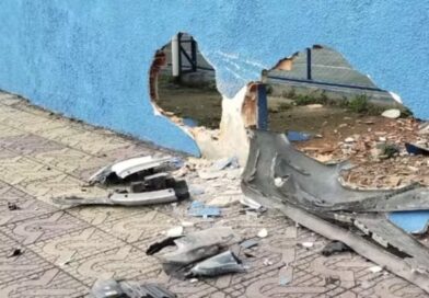 SEM HABILITAÇÃO E COM CARRO EMPRESTADO: ADOLESCENTE BATE EM MURO DE ESCOLA E PROPRIETÁRIO TEM MANDADO DE PRISÃO DESCOBERTO