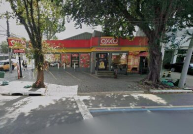 UÍSQUE, GARRAFAS QUEBRADAS E SANGUE: JOVEM É PRESO APÓS ATACAR FUNCIONÁRIOS EM OXXO DE SÃO JOSÉ