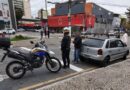 68 MULTAS E 13 ANOS SEM LICENCIAMENTO: CARRO COM PLACA COBERTA É APREENDIDO EM VOLTA REDONDA
