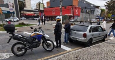 68 MULTAS E 13 ANOS SEM LICENCIAMENTO: CARRO COM PLACA COBERTA É APREENDIDO EM VOLTA REDONDA