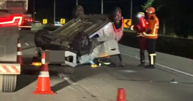 CARRETA BATE, CARRO CAPOTA E MOTORISTA FOGE SEM SOCORRER DUAS JOVENS NA DUTRA EM RESENDE