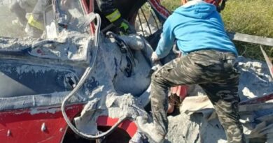 CARGA ESMAGA CABINE NA DUTRA: CAMINHONEIRO MORRE PRESO ÀS FERRAGENS EM GUARATINGUETÁ