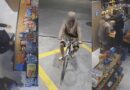 DE BICICLETA E COM ARMA NA MÃO: DUPLA RENDE FUNCIONÁRIA DE CONVENIÊNCIA E FOGE COM DINHEIRO, CHOCOLATES E CIGARROS EM SÃO SEBASTIÃO
