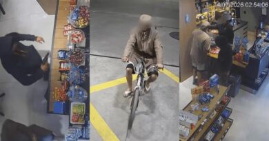 DE BICICLETA E COM ARMA NA MÃO: DUPLA RENDE FUNCIONÁRIA DE CONVENIÊNCIA E FOGE COM DINHEIRO, CHOCOLATES E CIGARROS EM SÃO SEBASTIÃO