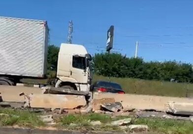 CENA DE PÂNICO NA DUTRA: CARRETA ARRASTA CARRO POR CENTENAS DE METROS EM SÃO JOSÉ DOS CAMPOS