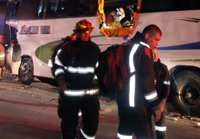 TRAGÉDIA NA DUTRA: ÔNIBUS DE EXCURSÃO QUE SAIU DE APARECIDA BATE EM CAMINHÃO E DEIXA MORTO E FERIDOS EM SANTA ISABEL