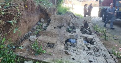 MURO DESABA, ATINGE IDOSO E MOBILIZA BOMBEIROS EM CARAGUÁ; VÍTIMA FOI REANIMADA NO LOCAL E LEVADA À SANTA CASA