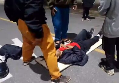 SOCORRO NA BASE DO IMPROVISO: MORADORES USAM MACA PARA RETIRAR MOTOCICLISTA FERIDO PERTO DE UPA EM MG
