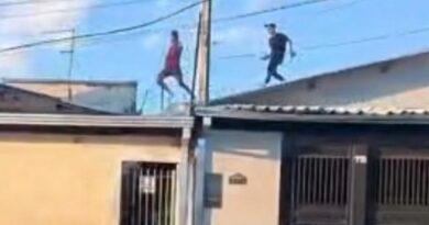 TELHADOS VIRAM ROTA DE FUGA: SUSPEITOS CORREM SOBRE CASAS DURANTE AÇÃO CONTRA O TRÁFICO EM SÃO JOSÉ