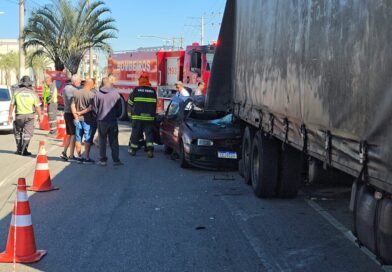 CARRO FICA PRESO SOB CAMINHÃO E MOTORISTA DE 63 ANOS MORRE EM AVENIDA DE TAUBATÉ