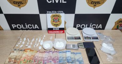 DISE ESTOURA DEPÓSITO DO TRÁFICO E APREENDE COCAÍNA, BALANÇAS E EMBALAGENS EM CRUZEIRO