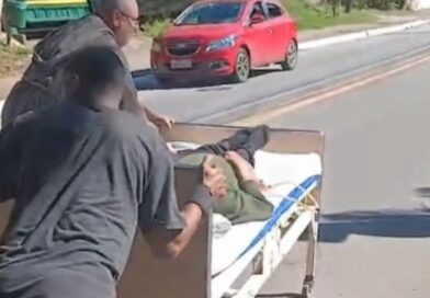 O SOCORRO QUE NÃO VEIO: IDOSO É LEVADO EM MACA PELAS RUAS E CASO GERA REVOLTA EM SJC