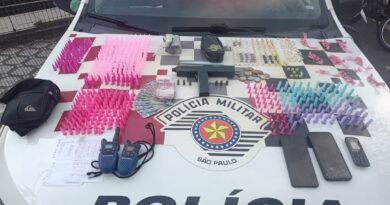 FUGA PELOS TELHADOS EM TAUBATÉ: PM PRENDE DUPLA, APREENDE DROGAS E ENCONTRA SUBMETRALHADORA CASEIRA