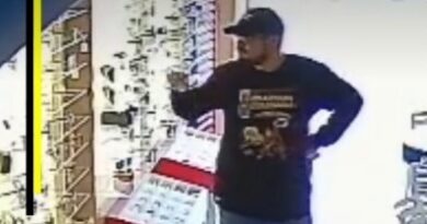 MÃO LEVE EM AÇÃO: CÂMERA FLAGRA HOMEM FURTANDO ÓCULOS DE R$ 1,4 MIL EM ÓTICA DE VOLTA REDONDA