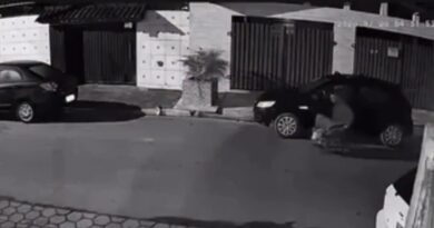 LATIDOS INTERROMPEM AÇÃO: HOMEM EM CADEIRA DE RODAS ABRE CARRO NA MADRUGADA E DEIXA LOCAL SEM LEVAR NADA EM UBATUBA