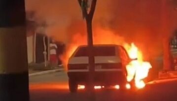 FOGO TOMA CONTA DE GOL E MOBILIZA BOMBEIROS NA ZONA LESTE DE SÃO JOSÉ