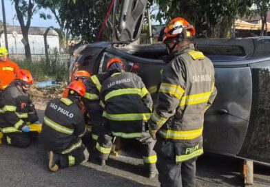 CARRO TOMBA NA MARGINAL DA DUTRA E MOTORISTA DE 61 ANOS FICA PRESA NO VEÍCULO EM JACAREÍ