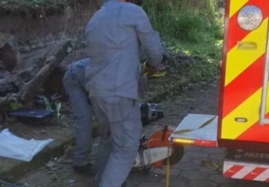 TRAGÉDIA EM CARAGUÁ: IDOSO MORRE APÓS MURO DESABAR E DEIXÁ-LO PRESO SOB ESCOMBROS