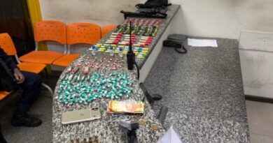 AÇÃO CONTRA O TRÁFICO TERMINA COM JOVEM BALEADO, ARMA APREENDIDA E DROGAS RETIRADAS DAS RUAS EM BARRA MANSA