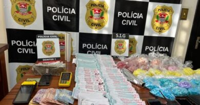 RIFA DO TRÁFICO NA MIRA: POLÍCIA PRENDE TRÊS, APREENDE MOTO E CERCA DE SEIS QUILOS DE DROGAS EM UBATUBA